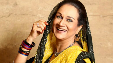 Bushra Ansari Poses with Pakistani Icons in a Memorable Photo