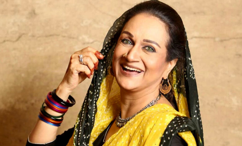 Bushra Ansari Poses with Pakistani Icons in a Memorable Photo